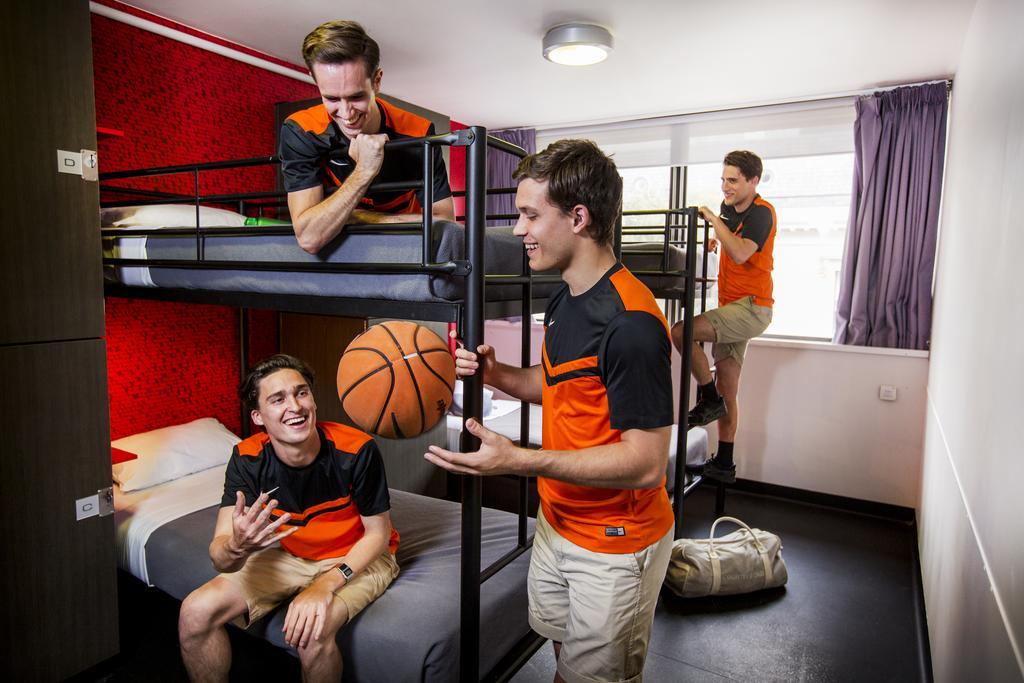 Bed in een Gemengde Slaapzaal met 6 Bedden en Gedeelde Badkamer